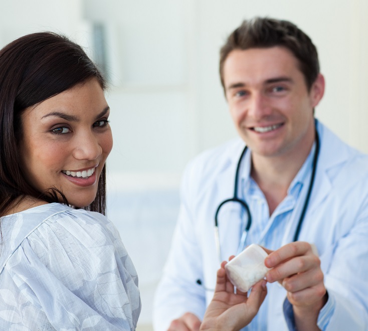 Врач назначает таблетки пациентке от вредителей